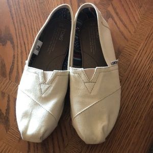 Women’s size 7 TOMS